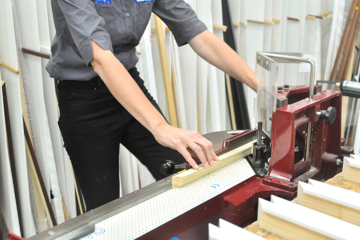 Picture frame moulding guillotine